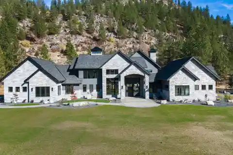 Luxurious Modern Home with No Detail Overlooked