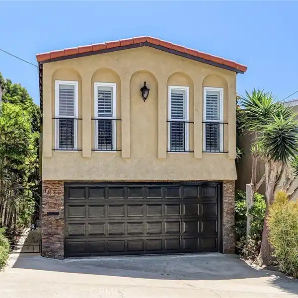 MODERN COASTAL COMFORT IN PRIME HERMOSA LOCATION