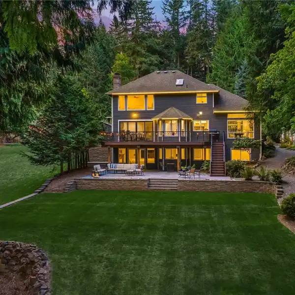 ELEVATED STYLE ON SCENIC BEAVER LAKE