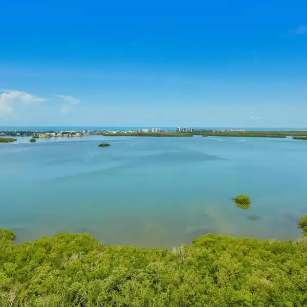17TH-FLOOR HORIZONS RESIDENCE WITH PANORAMIC VIEWS