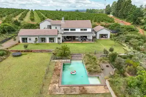 Lakeside Luxury: a Spacious Family Retreat on Lake Longmere