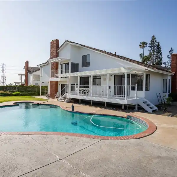 BEAUTIFUL HOME WITH SPECTACULAR VIEWS