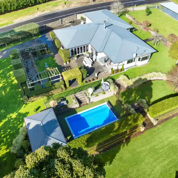 MODERNIZED GRANDEUR FOR THE HISTORICAL CONNOISSEUR