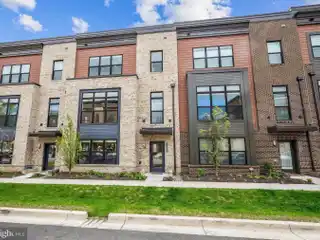 Elegant Townhome Overlooking Woodmont Country Club