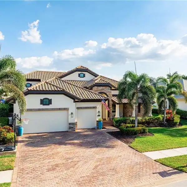 DISCOVER LAKESIDE LIVING AT ITS FINEST IN THE QUARRY