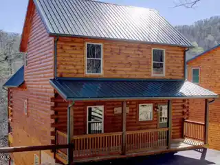 Prime Location Cabin for Entertaining and Relaxing