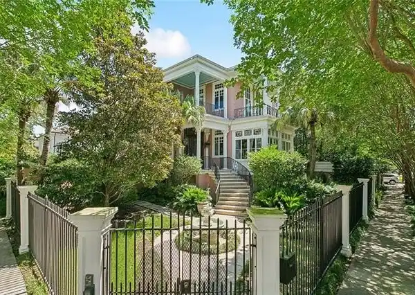 STUNNING 3-STORY PRIVATE OASIS