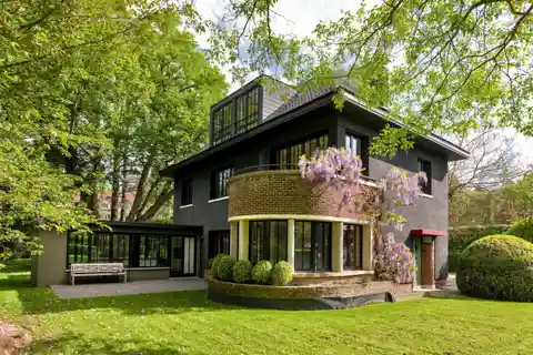 Elegant Villa in a Green Setting
