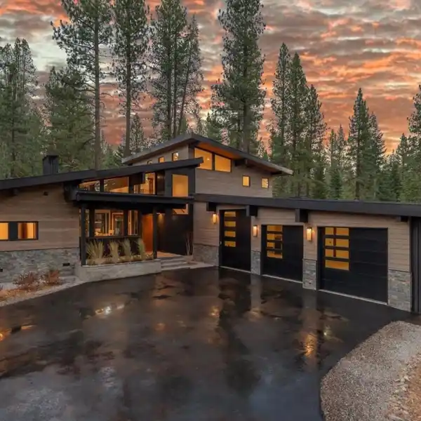 FOREST-VIEW DECKS AND TREETOP SUN-FILLED FAMILY ROOM