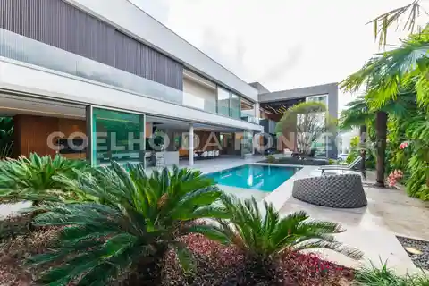 State-Of-The-Art Home with Elegant and Smooth Architecture