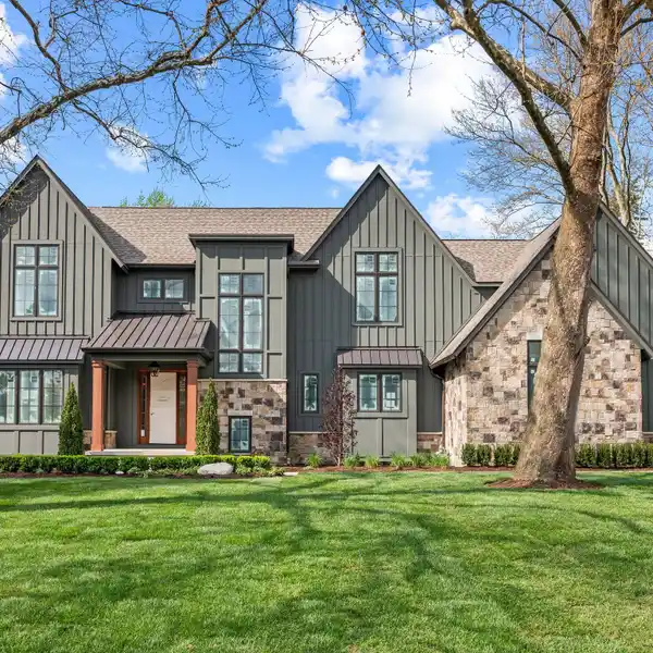 ARCHITECTURALLY STRIKING NEW CONSTRUCTION