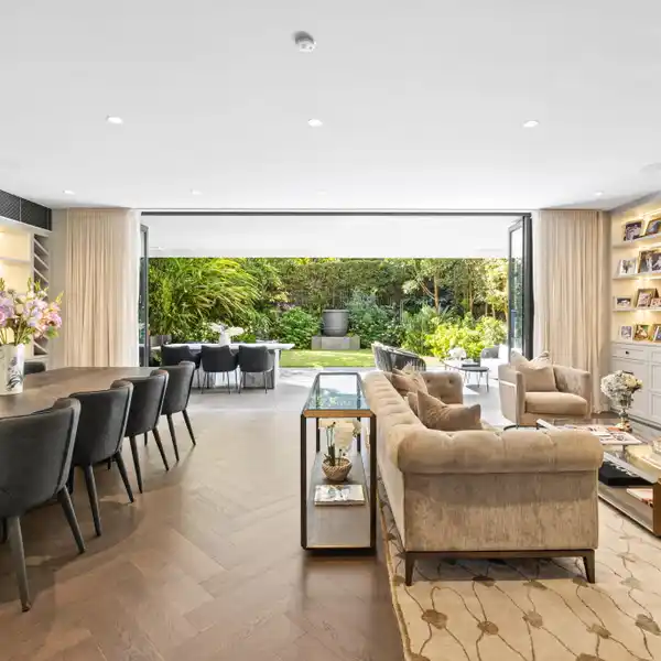 EXQUISITE WHOLE FLOOR GARDEN SANCTUARY OF PEACE AND TRANQUILLITY