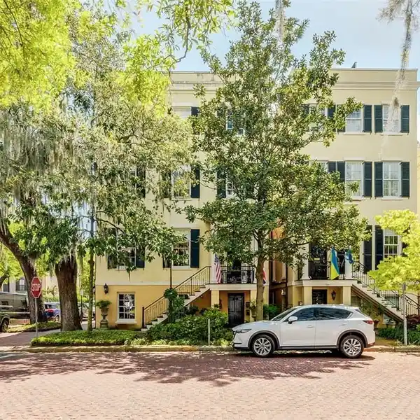 PRISTINE SAVANNAH PENTHOUSE IN IDEAL HISTORIC DISTRICT