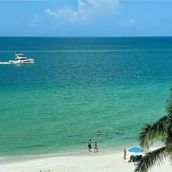 BEAUTIFUL GULF-FRONT RESIDENCE ON THE MIRACLE MILE
