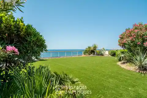 Prestigious Top Floor Residence Facing the Sea