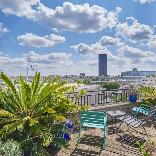 BRIGHT APARTMENT WITH EXPANSIVE PRIVATE TERRACE