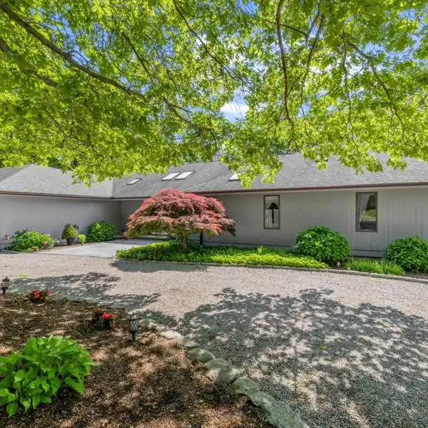 ARCHITECTURALLY DESIGNED EXECUTIVE EMBANKMENT RANCH