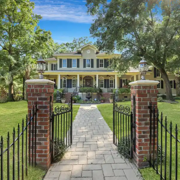 QUINTESSENTIAL SOUTHERN BEAUTY