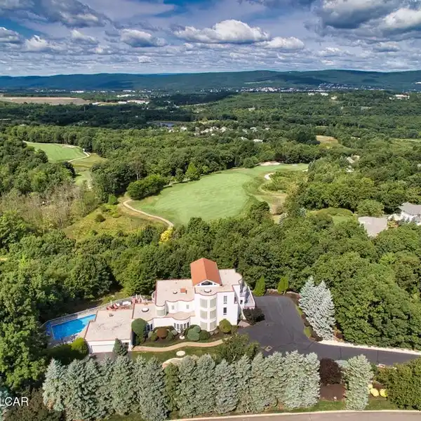 STRIKING AND SPACIOUS RESIDENCE