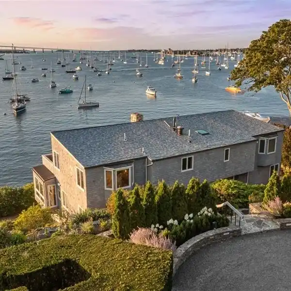 REMARKABLE TOWNHOUSE-STYLE CONDO IN THE BEECHBOUND CONDO ASSOCIATION