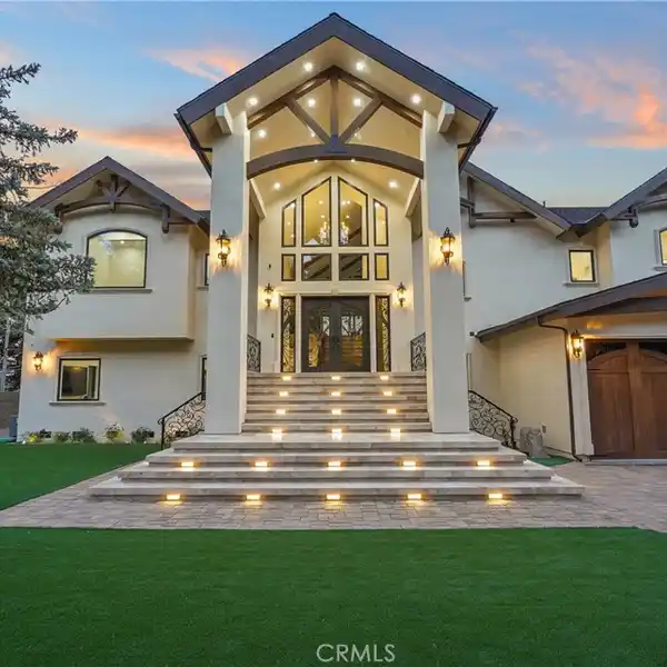 LUXURIOUS MODERN LAKEFRONT HOME