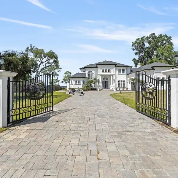 EXTRAORDINARY RIVERFRONT SANCTUARY