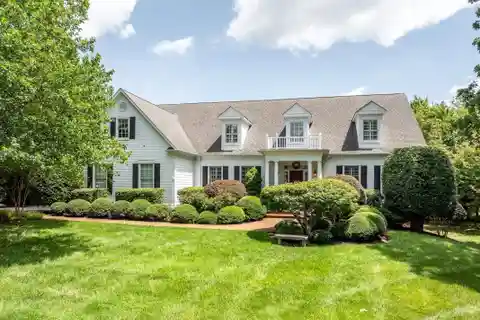 Exquisite Home in a Picturesque Setting