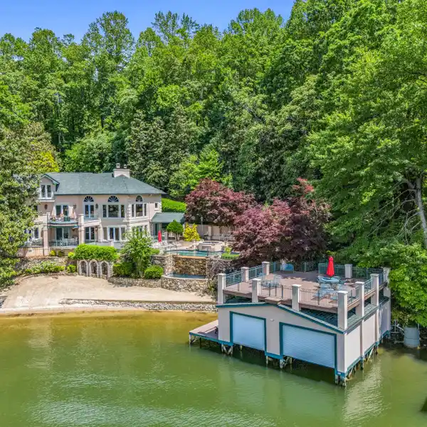 TIMELESS ELEGANCE MEETS WATERFRONT PERFECTION