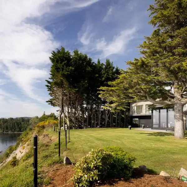 STUNNING WEST COAST RESIDENCE