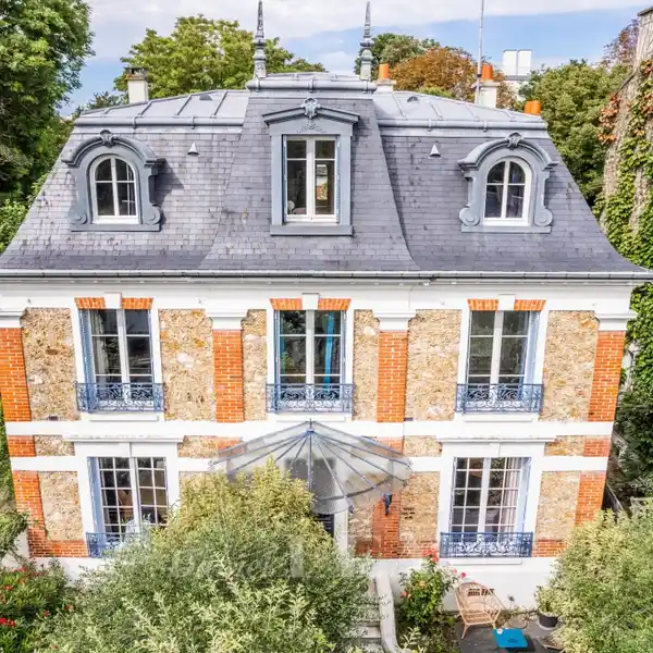 CHARACTER-FILLED 1930S HOME WITH GARDEN ACCESS