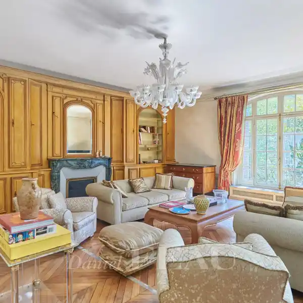 SPACIOUS HENRI MARTIN APARTMENT WITH RENOVATION POTENTIAL