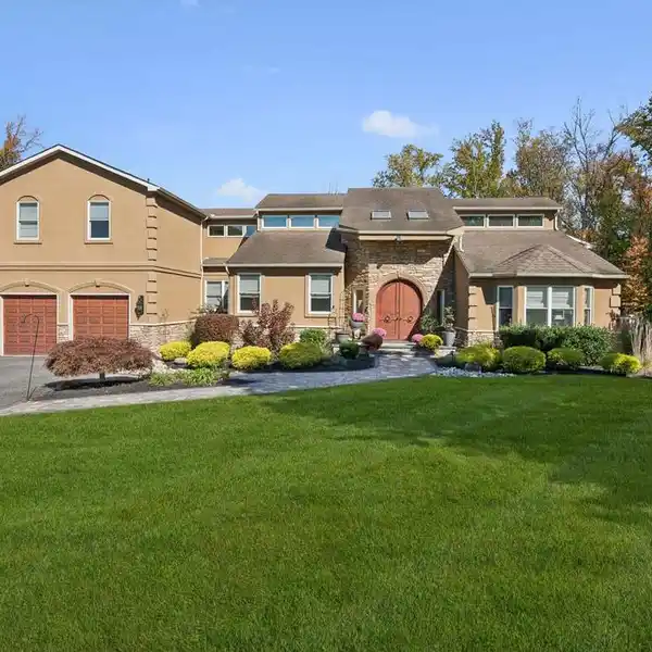 “LUXURY LANSBROOK EAST ESTATE WITH VAULTED FAMILY ROOM”