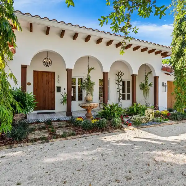 PRIVATE LIFESTYLE RESIDENCE IN OLD FLORESTA
