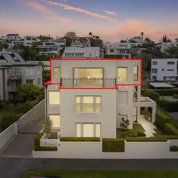 PRESTIGIOUS BELLAGIO PENTHOUSE WITH PANORAMIC WATERFRONT VIEWS