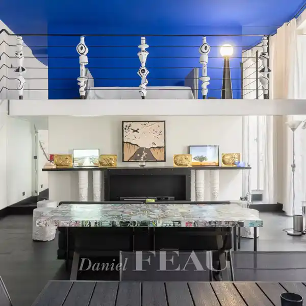 ELEGANT SPLIT-LEVEL APARTMENT WITH SOARING CEILINGS