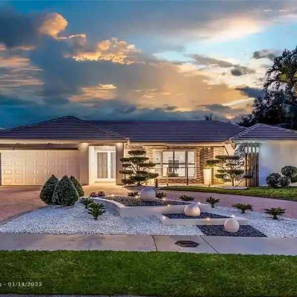 CHIC DEEPWATER ESTATE IN A DESIRABLE WATERFRONT SETTING