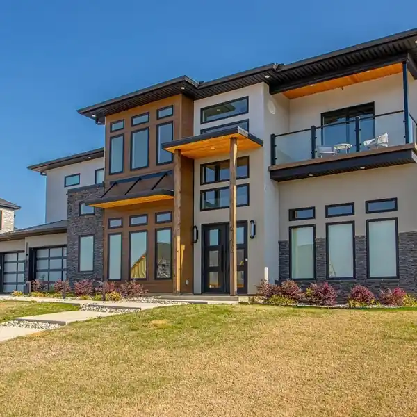 LUXURY AND FUNCTIONALLY WITH AN AMAZING LAKE VIEW