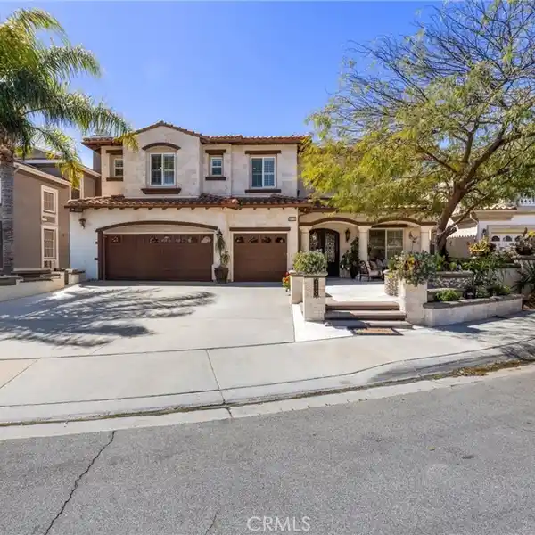 METICULOUSLY DESIGNED HOME HOME IN A PRESTIGIOUS COMMUNITY
