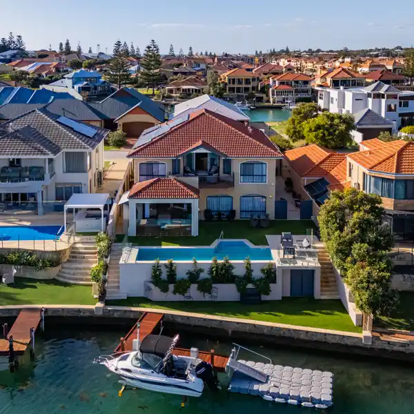EXCEPTIONAL VALUE CANAL RESIDENCE