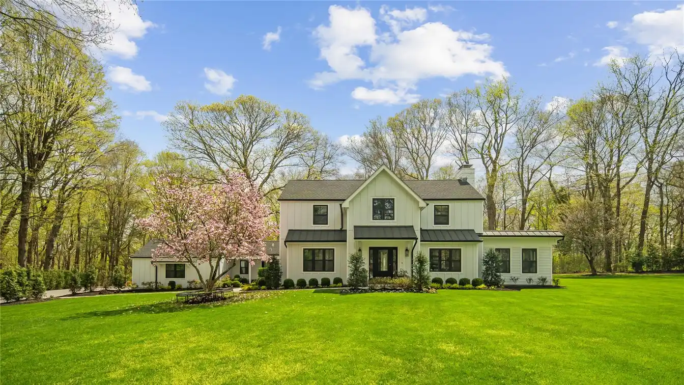 Gorgeous Modern Farmhouse on 2.75 Acres