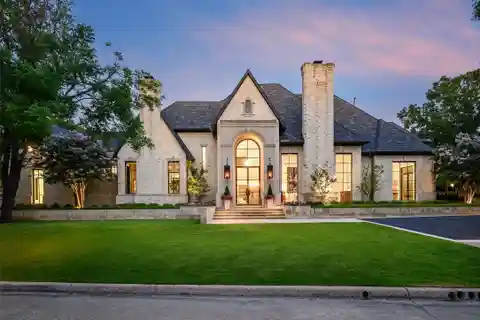 Design-Forward Estate in Los Arboles