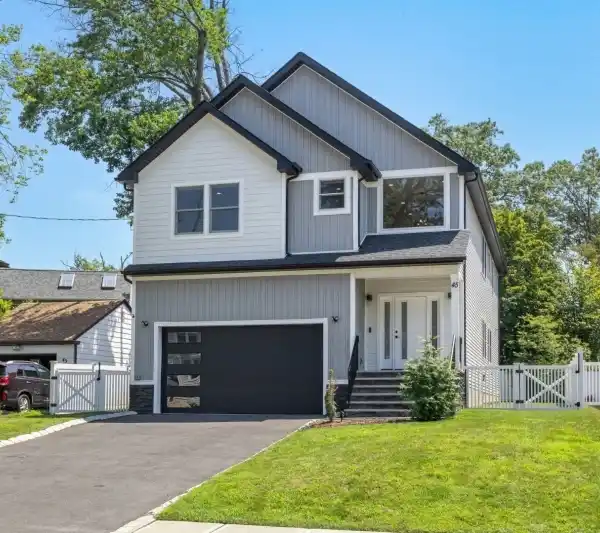 BEAUTIFULLY APPOINTED NEWER CONSTRUCTION COLONIAL