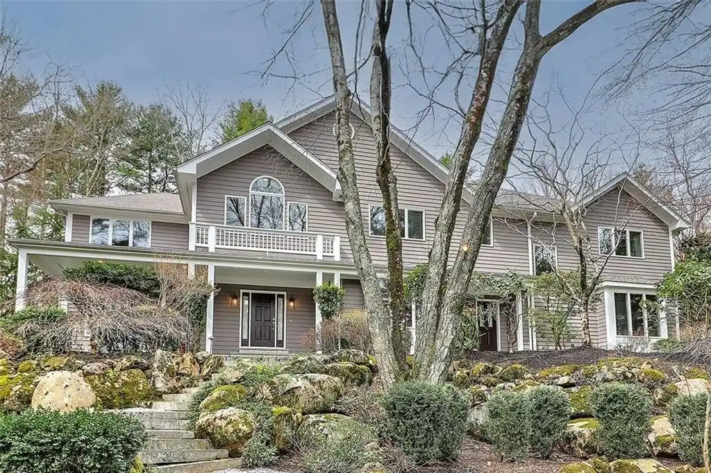 Comfortable and Elegant Contemporary Colonial