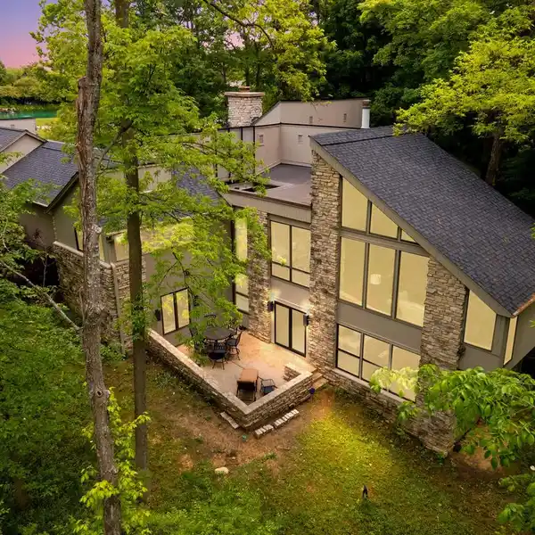 ARCHITECTURAL MASTERPIECE INSPIRED BY FRANK LLOYD WRIGHT