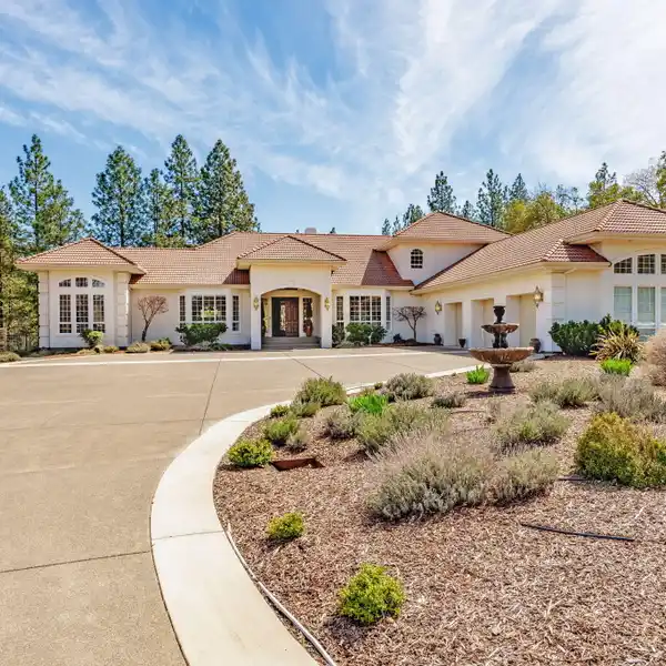 MEDITERRANEAN ESTATE IN THE SOUGHT-AFTER SUN RIDGE ESTATES