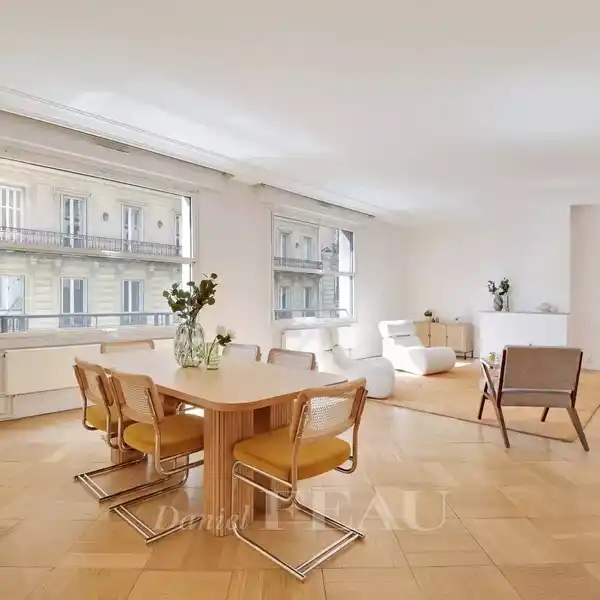 SPACIOUS PARIS FLAT IN PRESTIGIOUS GOLDEN TRIANGLE