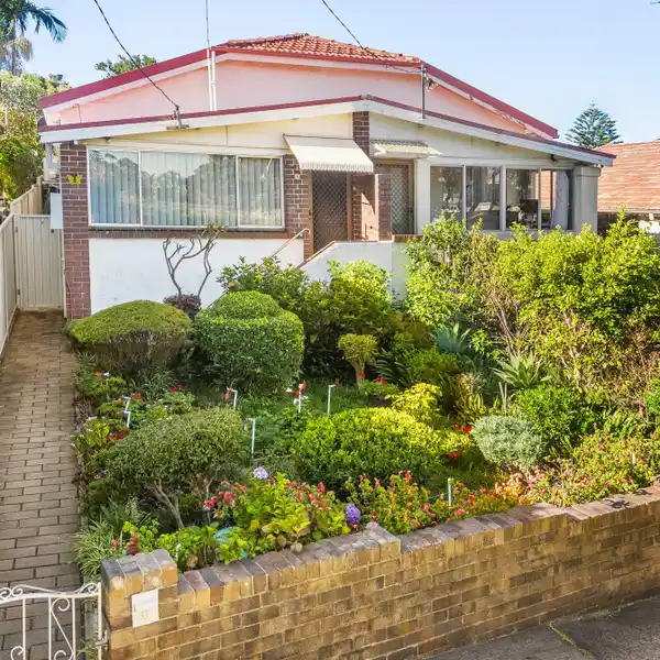 IMPECCABLY MAINTAINED HOME IN PRIME POSITION