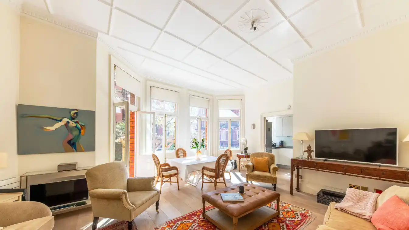 Raised Ground Floor Flat with Garden Access