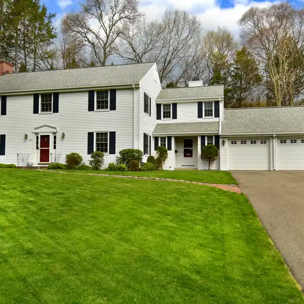 CLASSIC COLONIAL IN A PRIVATE SETTING