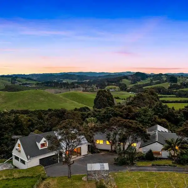 DUAL DWELLINGS ON PEACEFUL PRIVATE ACREAGE